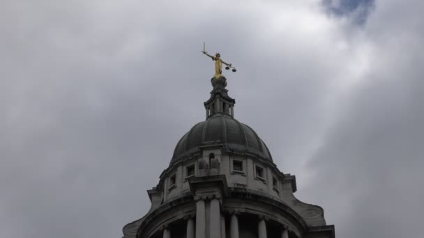 Złota statua THEMIS na kopule. Wideo Stockowe bez tantiem