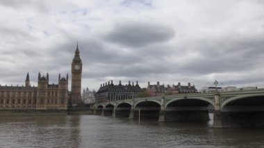 Ben kulenin ve köprü Nehri üzerinde.