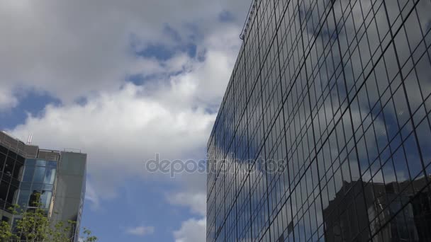 Time-lapse. Prachtige wolken boven de wolkenkrabbers. — Stockvideo