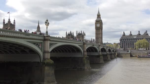 Big Ben tower a most na řece. — Stock video