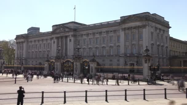 Časová prodleva. Hlavní brána a Buckinghamský palác. — Stock video