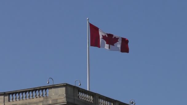 Kanadská vlajka vlaje na střeše. — Stock video