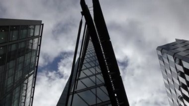 Gökdelenler üzerinde güzel bulutlar.