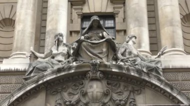 Sanat. Üç kadın heykelleri.