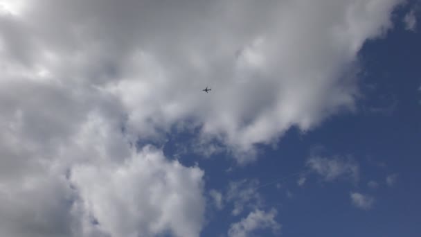 El avión vuela bajo las nubes . — Vídeos de Stock