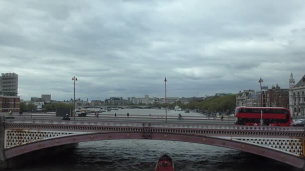 Bridge over the river. Central area of London. — Stock Video