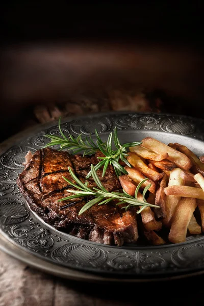 Steak ze svíčkové s hranolky Ii — Stock fotografie