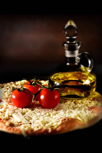 Итальянская пицца Маргарита — стоковое фото