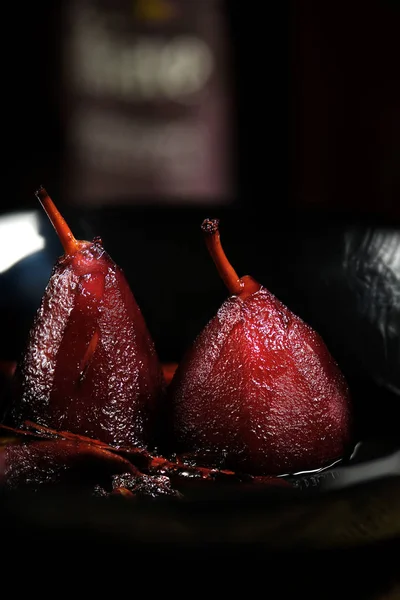 Feestelijke gepocheerde peren — Stockfoto