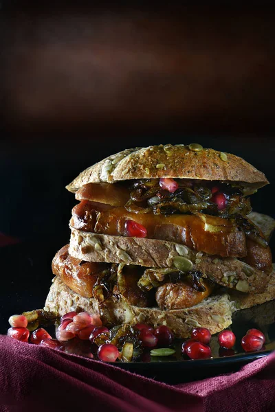 Salsicha e sanduíche caramelizado — Fotografia de Stock