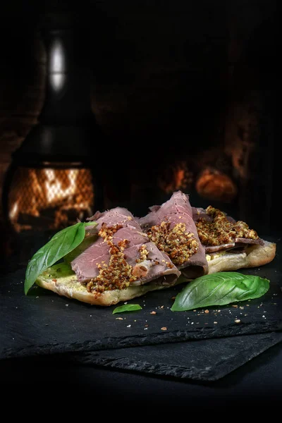 Gebraden rundvlees en cursus graan mosterd Sandwich — Stockfoto