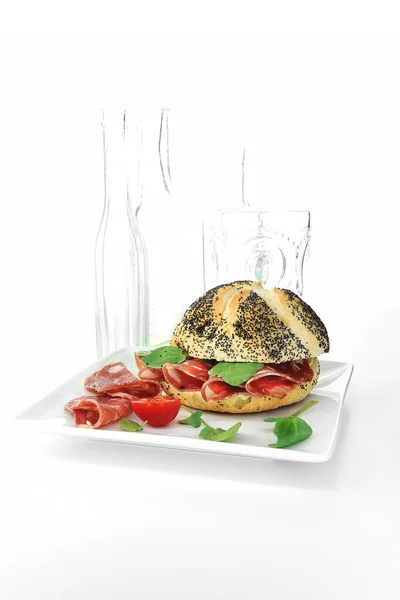 Sandwich mit Salami und Brunnenkresse — Stockfoto