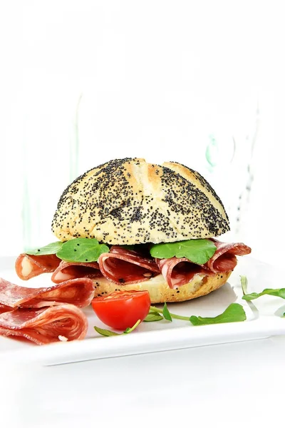 Sandwich mit Salami und Brunnenkresse II — Stockfoto