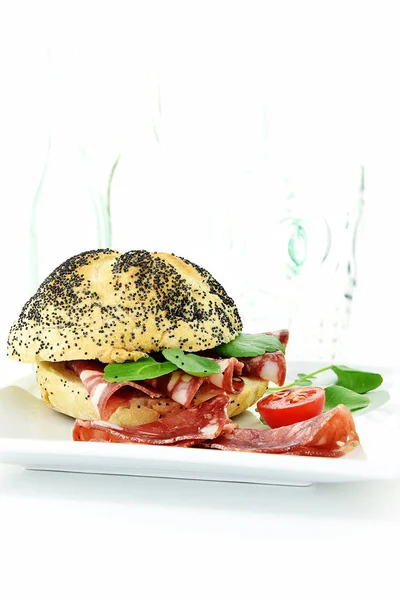 Sandwich mit Salami und Brunnenkresse v — Stockfoto