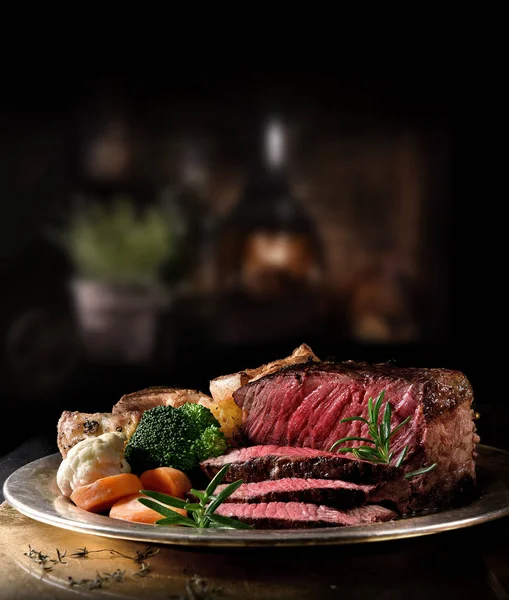 Rustic Rare Roast Beef — Stock Photo, Image