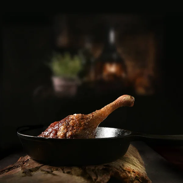 Pieczona noga kaczki z sosem śliwkowym — Zdjęcie stockowe