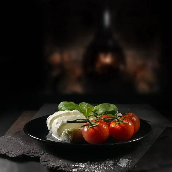 Klassisk Italiensk Mozzarella Ost Serveras Med Vindruvor Tomater Och Basilika — Stockfoto