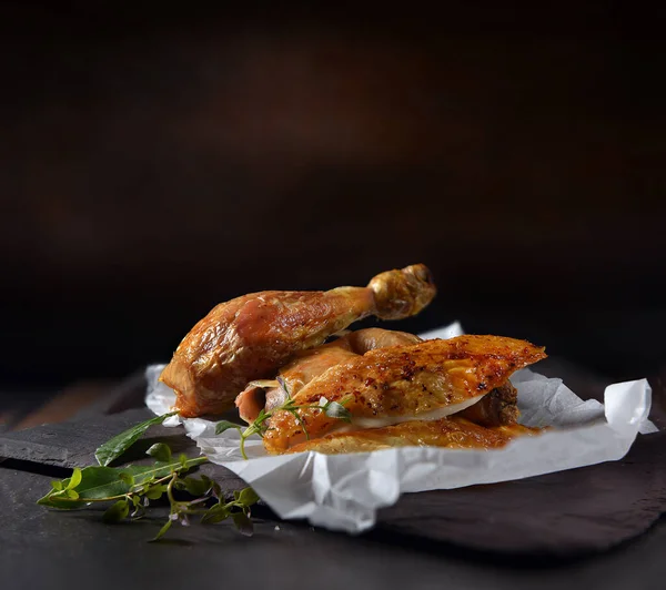 Organic Free Range Roast Chicken Carved Sliced Ready Serving Minimal — Stock Photo, Image
