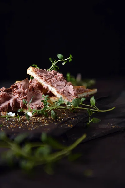 Pate Fígado Frango Tradicional Com Ervas Tomilho Fresco Tiro Ardósia — Fotografia de Stock