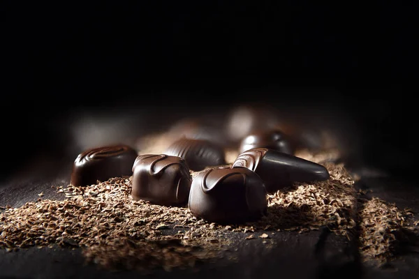 Dark Liquer Csokoládék Forgatott Ellen Sötét Háttér Szállás Másolási Hely — Stock Fotó