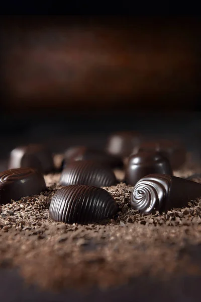 Chocolates Clássicos Laca Leite Escuro Disparados Contra Fundo Rústico Escuro — Fotografia de Stock