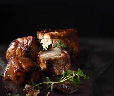 Çin usulü kavrulmuş domuz eti kekik garnitürüyle servis için hazır. Çin Yeni Yıl menüsü ya da tanıtım tasarımlarınız için mükemmel bir görüntü..