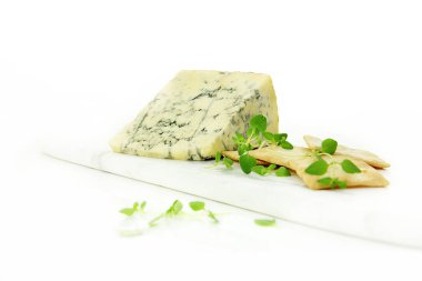 Klasik İngiliz Stilton Mavi Peyniri. Spelt kraker ve kekik garnitürlü. Fotokopi alanına uygun beyaz arka planda çekiliyor. Tatlı menüsü kapağın için mükemmel bir görüntü..