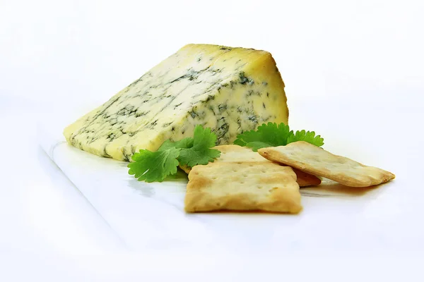 Classic British Stilton Blue Cheese Com Biscoitos Spelt Guarnição Ervas — Fotografia de Stock