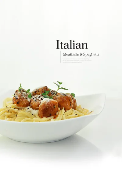 Boulettes Viande Italiennes Authentiques Sauce Tomate Versées Sur Des Spaghettis — Photo