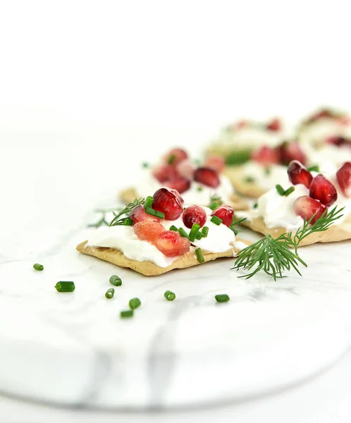 Imagen Fresca Brillante Canapés Gruesos Generosos Queso Crema Con Cebollino Imagen De Stock