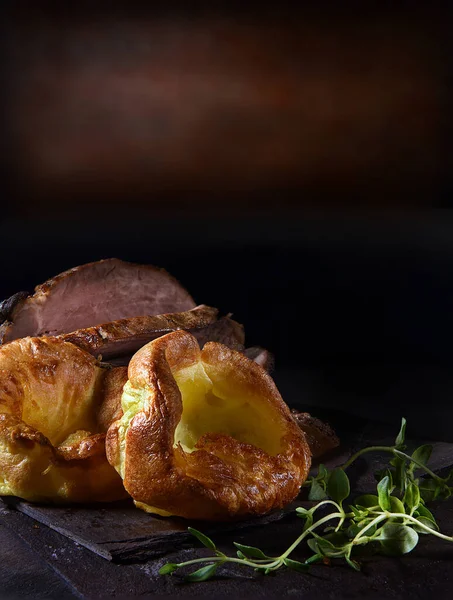 Traditional British Yorkshire Puddings Served Prime Roast Beef Thyme Herb — Stock Photo, Image