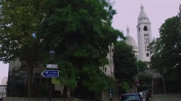 Tikje in een Parijse straat in de buurt van formulier de sacre coeur, oktober — Stockvideo