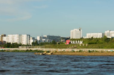 Naberezhnye Chelny şehir seti. Cabr nehri kıyısında. Yazın güneşli bir havası var.