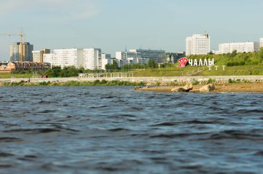 Naberezhnye Chelny şehir seti. Cabr nehri kıyısında. Yazın güneşli bir havası var.