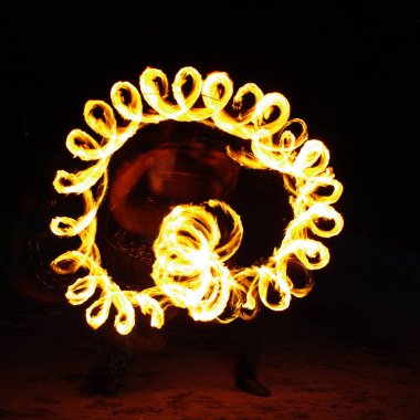 Ateş gösterisi ışık gösterisi, ateş gösterisi, ateş performansı figürlerinden oluşan bir tiyatro gösterisi.