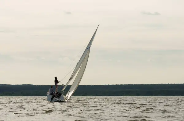 Jacht Gaat Rivier Wit Jacht Zeil Drijft Water Zomer Zon — Stockfoto