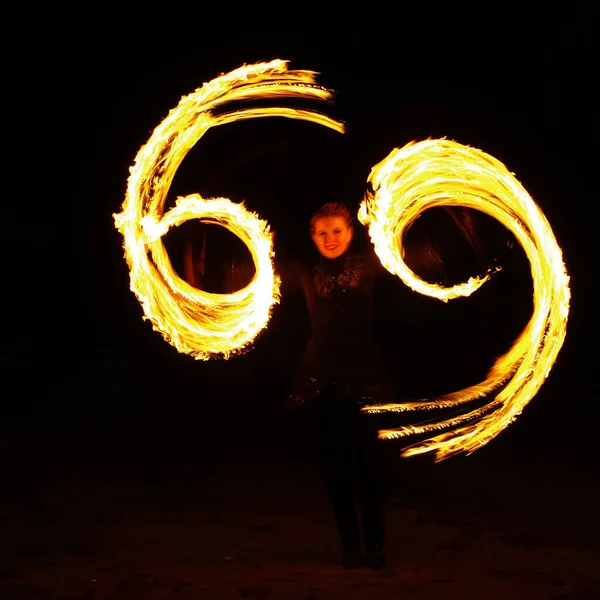 Ateş Gösterisi Işık Gösterisi Ateş Gösterisi Ateş Performansı Figürlerinden Oluşan — Stok fotoğraf