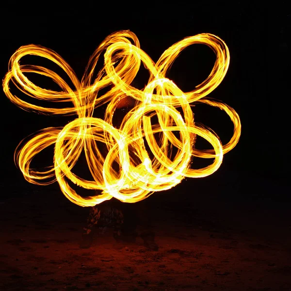 Feuershow Lichtshow Tanz Mit Feuer Feuershow Theater Der Feuerperformance Feuerfiguren — Stockfoto