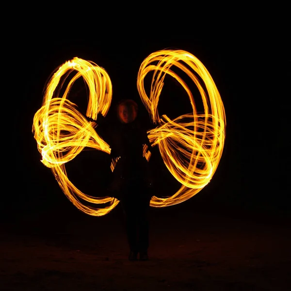 Feuershow Lichtshow Tanz Mit Feuer Feuershow Theater Der Feuerperformance Feuerfiguren — Stockfoto