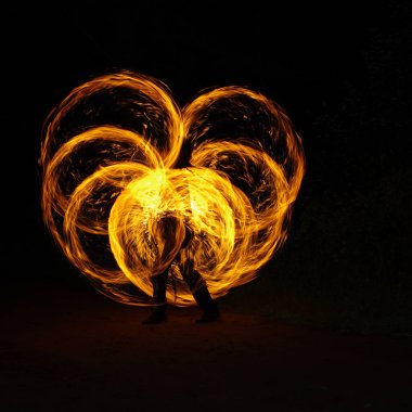 Ateş gösterisi ışık gösterisi, ateş gösterisi, ateş performansı figürlerinden oluşan bir tiyatro gösterisi.