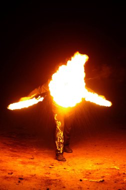 Ateş gösterisi ışık gösterisi, ateş gösterisi, ateş performansı figürlerinden oluşan bir tiyatro gösterisi.