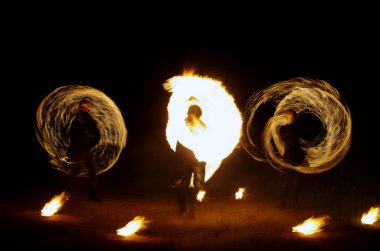 Ateş gösterisi ışık gösterisi, ateş gösterisi, ateş performansı figürlerinden oluşan bir tiyatro gösterisi.