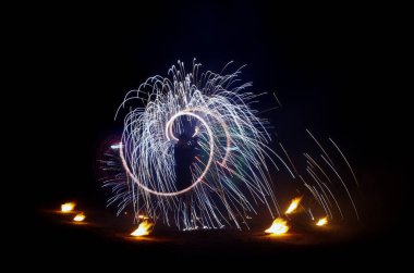 Ateş gösterisi ışık gösterisi, ateş gösterisi, ateş performansı figürlerinden oluşan bir tiyatro gösterisi.