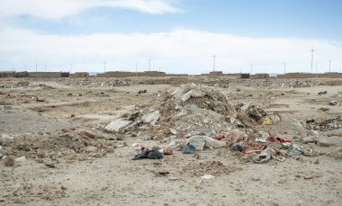 Vahşi çöplük. Şehrin etrafındaki çorak bir arazide bir sürü çöp. Çevre felaketi.