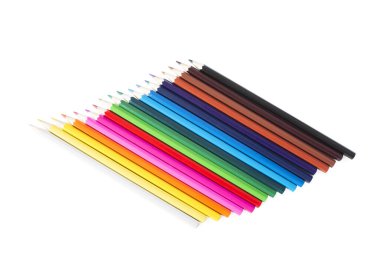 Beyaz arkaplanda izole edilmiş renkli kalemler. Negatif alanlı okul konseptine geri dönelim. Kırpma yolu dahil.