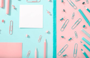 Pastel rengi mavi ve pembe kırtasiye malzemeleri. Okula dönelim. Okul geçmişi. Düz yatıyordu. Üst görünüm.