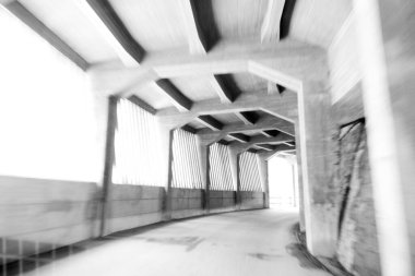 Boş yolu olan bulanık beton tünel.
