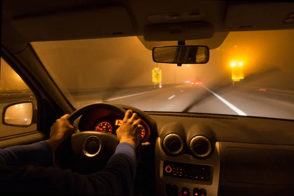 Widok Samochodu Mglistej Drodze Autostradzie Nocy Ręce Kierownicę Ciepłe Kolory Obrazek Stockowy
