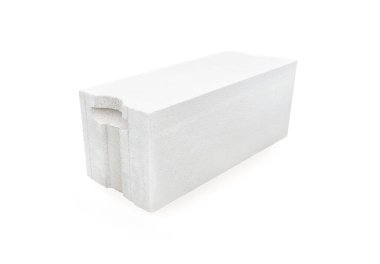 Beyaz zemin üzerinde beyaz köpüklü hafif beton (havalandırmalı beton blok) izole. 