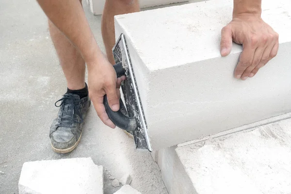Építőipari Munkás Reszelő Hab Beton Blokk Levegőztetett Előtt Kőműves Fal — Stock Fotó